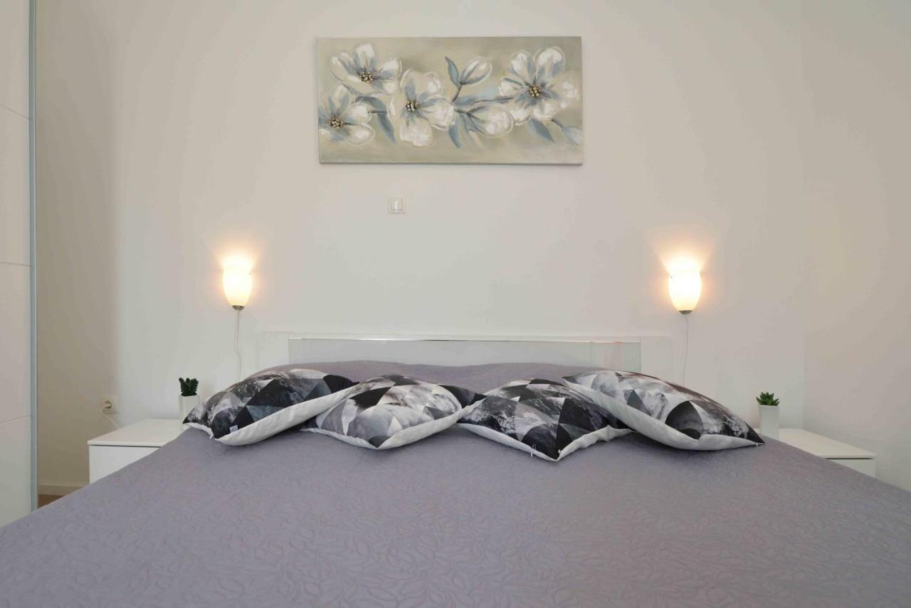 Beach Apartment Kate With Sea View, Balcony And Parking, Murter, Dalmatia Extérieur photo